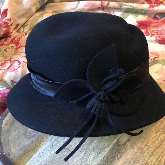 VINTAGE MAGID HATS brand Felted Wool Ladies Elegant Black
Floral Element NEW - Picture 2 of 16